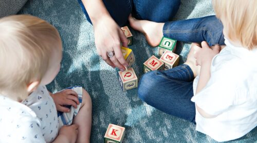 Pedagogika Montessori - zasady i korzyści zastosowania w domu i szkole